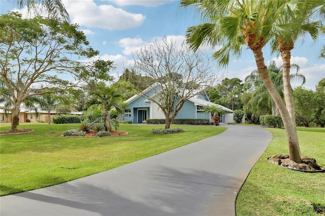 view of front of property featuring a front lawn and driveway