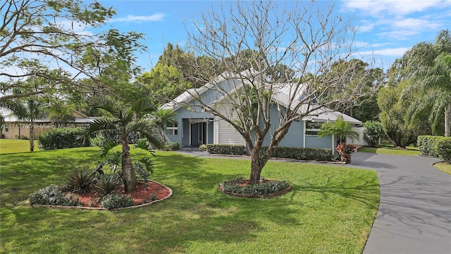 view of front of property featuring stucco siding and a front lawn