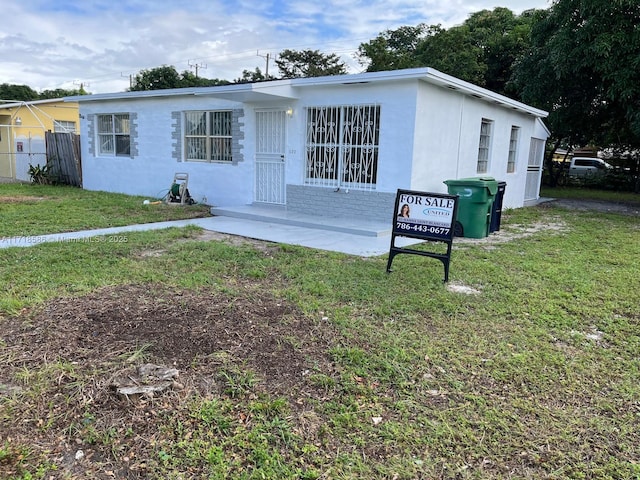 view of front of home featuring a front lawn