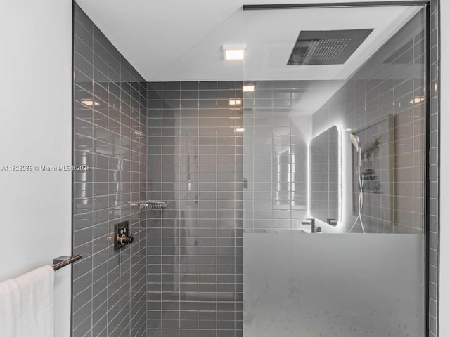 bathroom featuring a tile shower