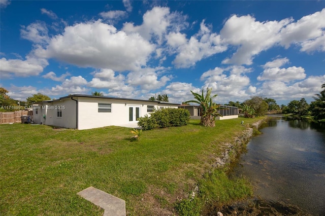 view of yard featuring a water view