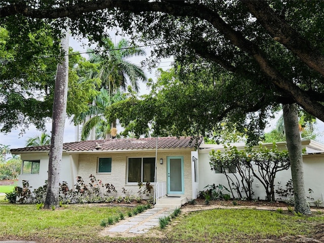 ranch-style home featuring a front yard