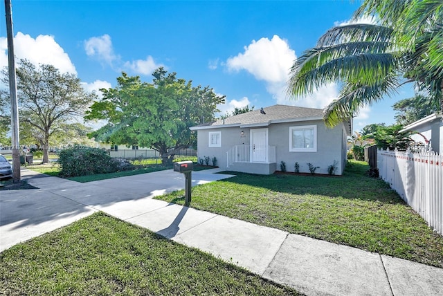 view of front of house featuring a front lawn