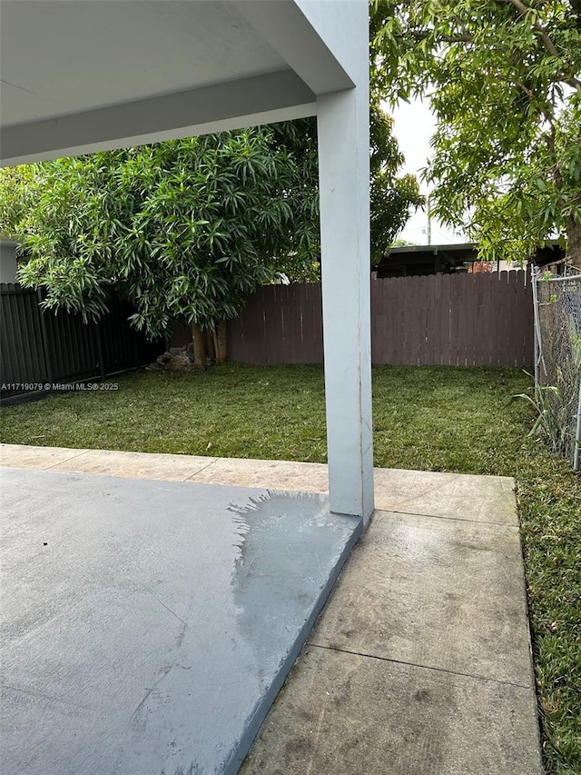 view of yard featuring a patio