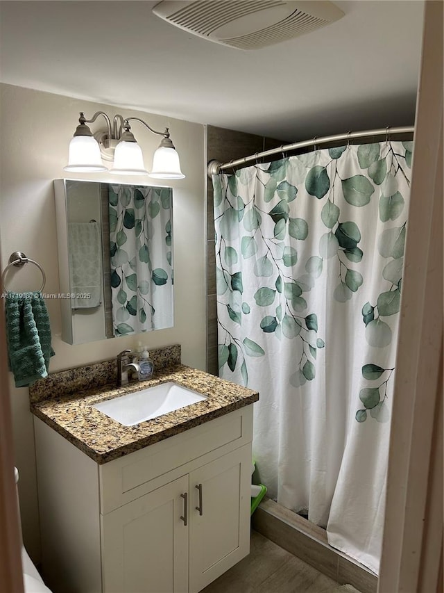 bathroom featuring a shower with curtain and vanity