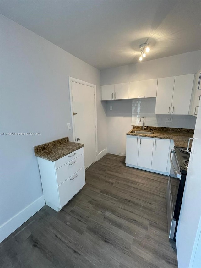 kitchen featuring sink, white cabinets, dark wood-type flooring, and electric range oven