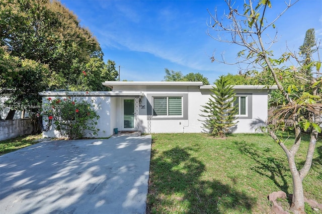 view of front of property featuring a front lawn