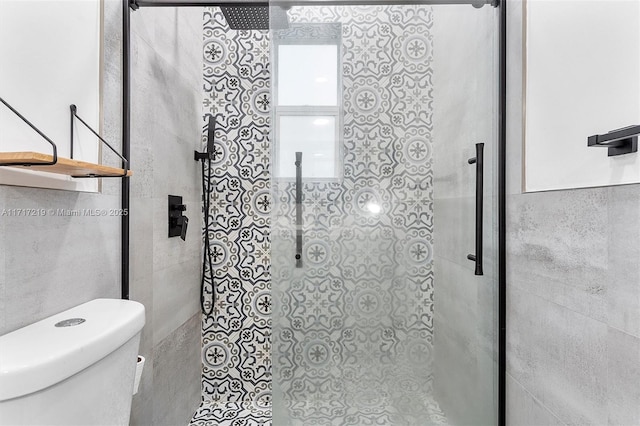 bathroom featuring a tile shower and toilet