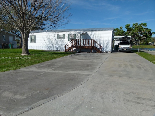 view of front of property featuring a carport and a front yard