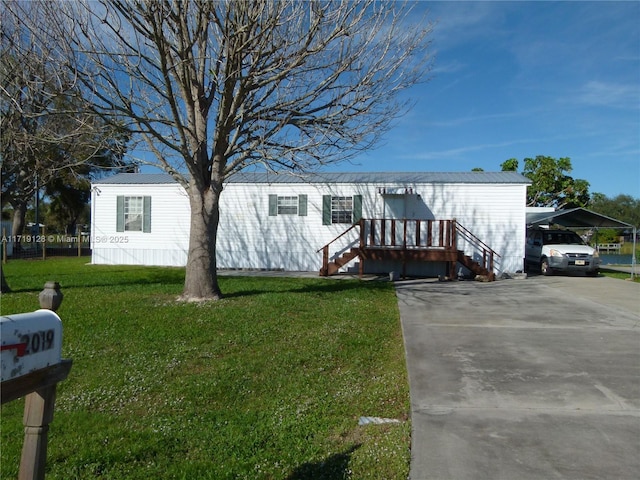 view of front of home featuring a front yard and a carport