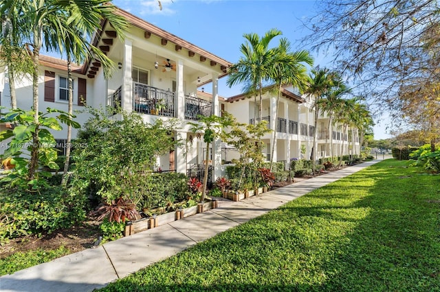 view of property's community featuring a lawn