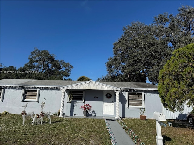 view of front of home featuring a front lawn