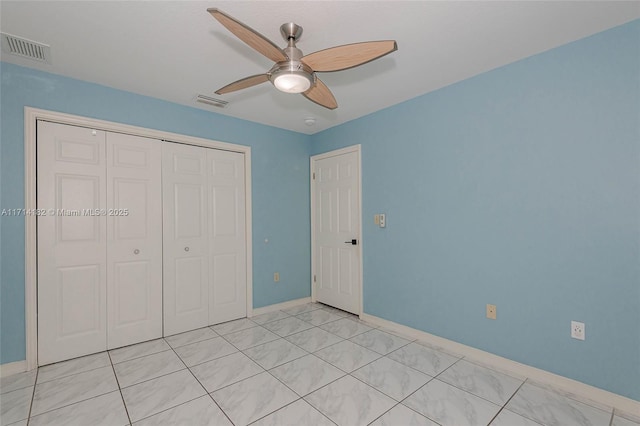 unfurnished bedroom featuring ceiling fan and a closet