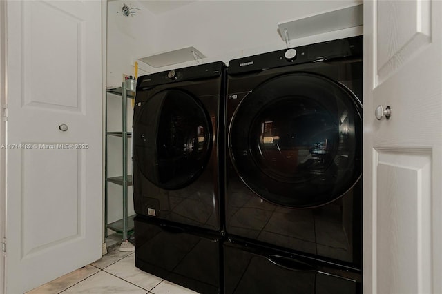 washroom featuring washing machine and clothes dryer