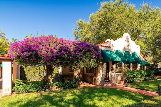 exterior space featuring a front yard