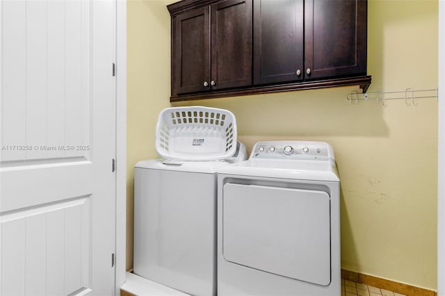 washroom featuring cabinets and washing machine and dryer