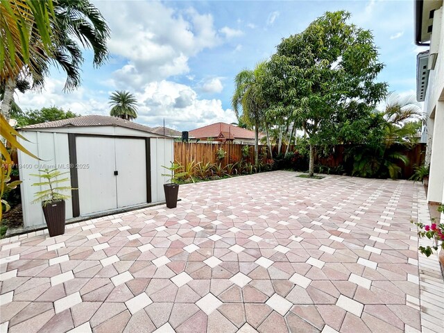 view of patio with an outdoor fire pit and ceiling fan