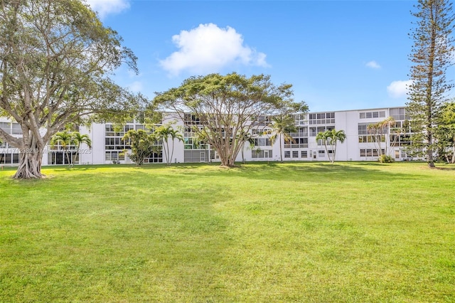 3003 Lyndhurst H Unit 3003, Deerfield Beach, FL 33442 - view of community with a lawn