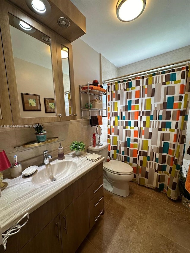 bathroom with backsplash, a shower with curtain, vanity, and toilet