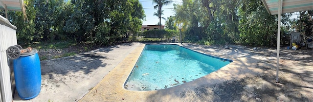 view of swimming pool