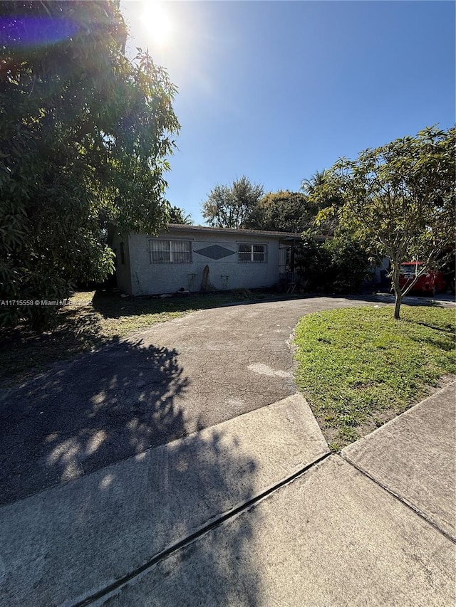 view of front of property with a front yard