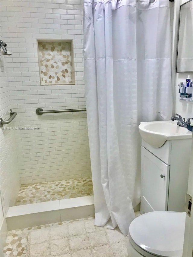 bathroom featuring a shower with curtain, vanity, and toilet