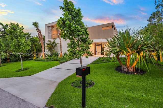 view of front of house featuring a yard