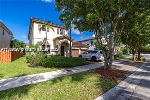 view of front of property featuring a front yard