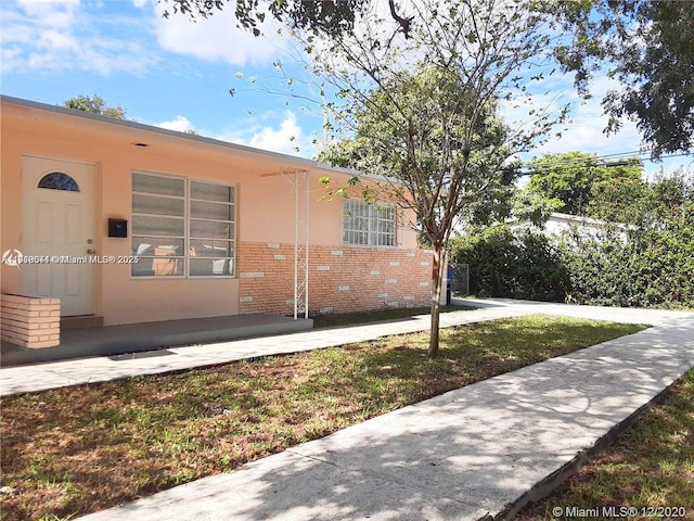 view of side of property featuring a yard