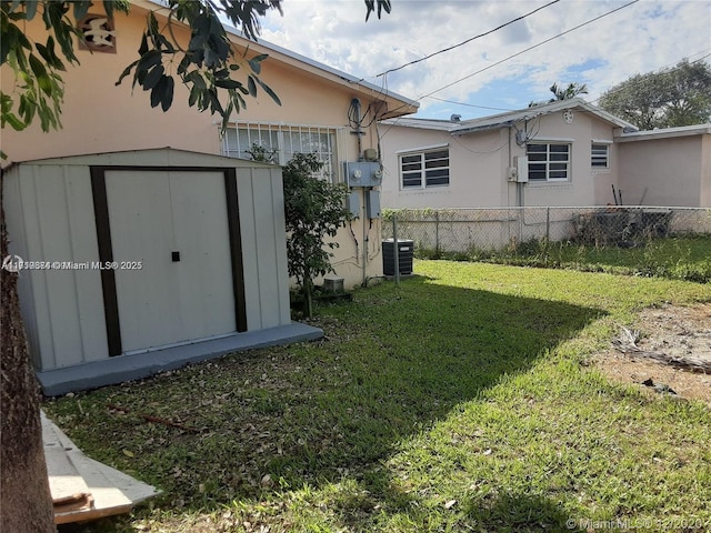 view of yard featuring cooling unit and a shed