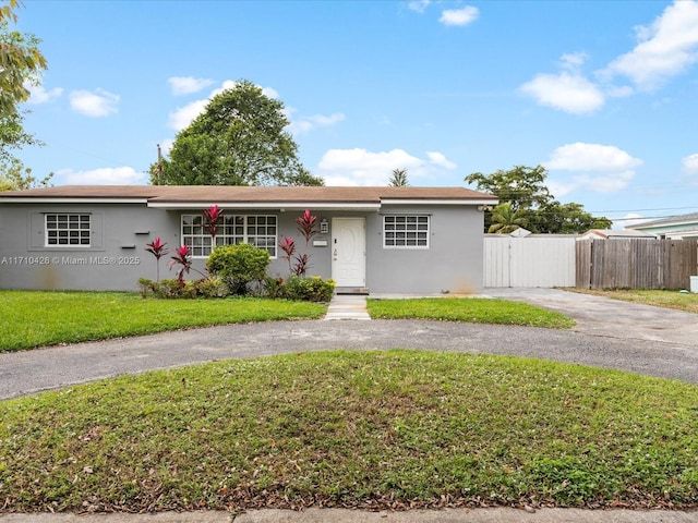 view of front of home featuring a front lawn