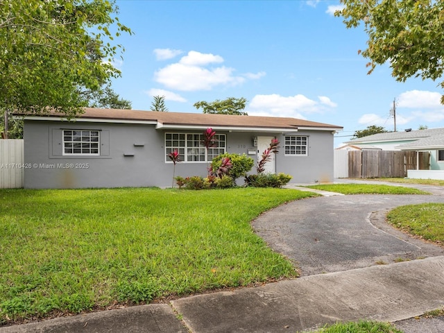 ranch-style home featuring a front lawn