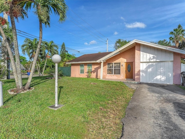 single story home featuring a front lawn