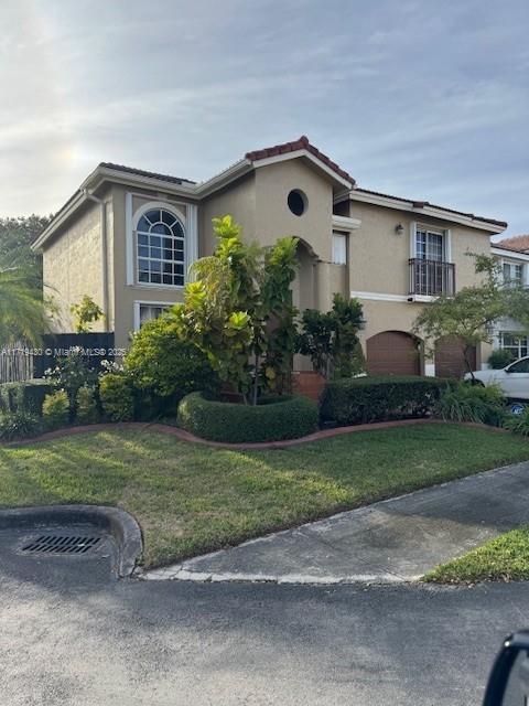 view of front of property featuring a front yard and a garage