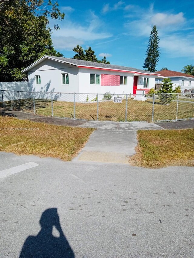 view of front of property with a front yard