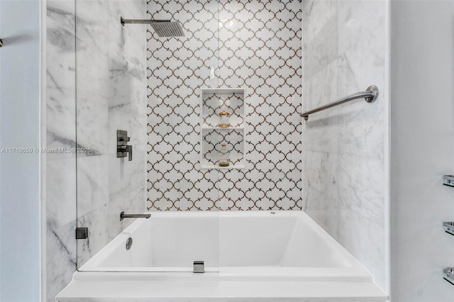 bathroom with tiled shower / bath