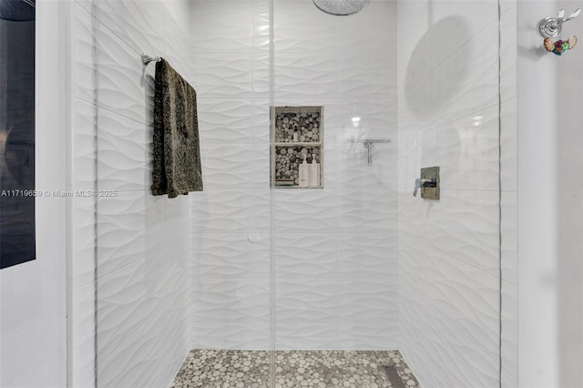 bathroom featuring tiled shower