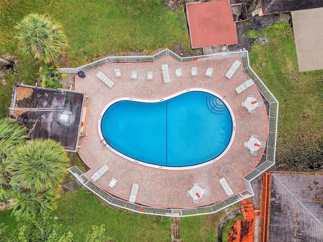 view of swimming pool featuring a yard