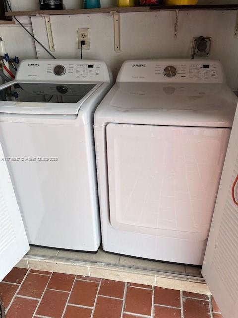 laundry room with washer and clothes dryer