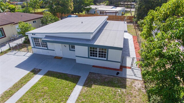 single story home featuring a front yard