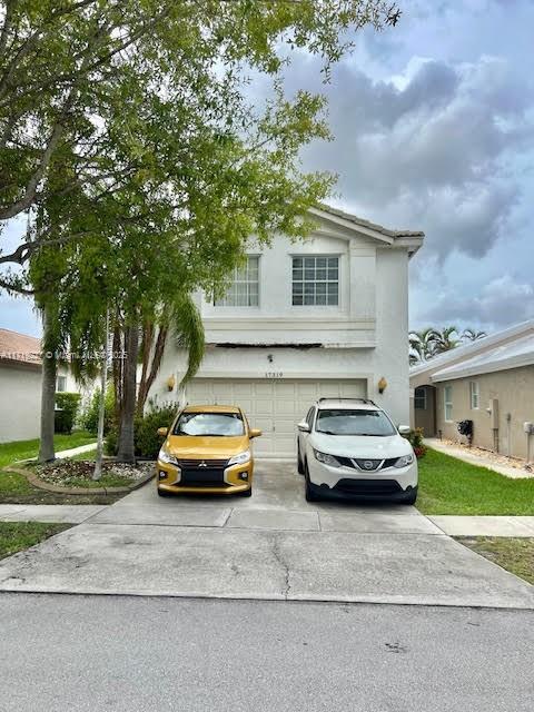 view of front of home featuring a garage and a front yard