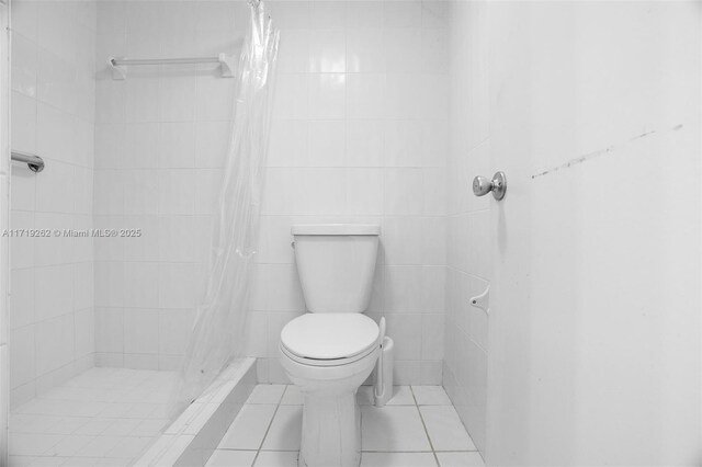 6700 Cypress Rd Unit 412, Plantation, FL 33317 - full bath featuring toilet, a shower stall, tile patterned flooring, and tile walls