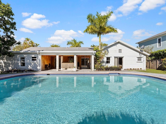 view of swimming pool