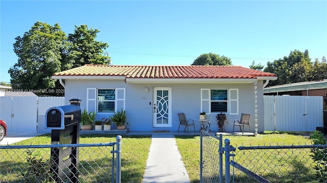 view of front of property featuring a front yard