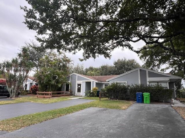 view of front of property featuring a front yard