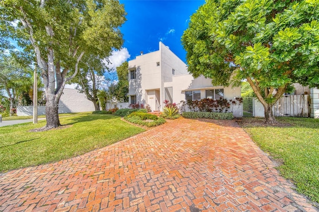 view of front facade with a front yard