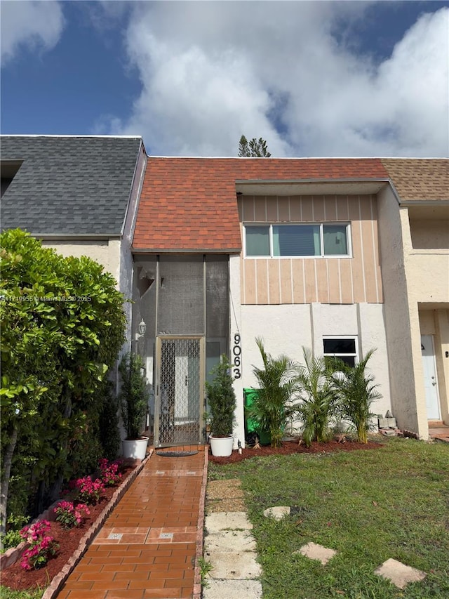 view of front of property featuring a front lawn