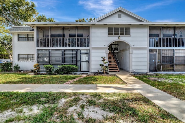 view of front of home with a front lawn