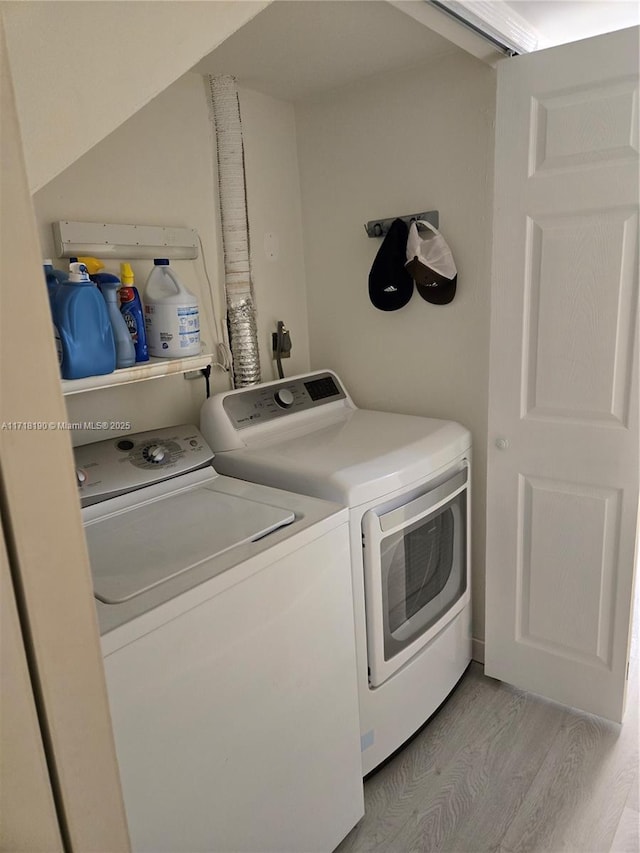 washroom featuring light wood-type flooring and independent washer and dryer