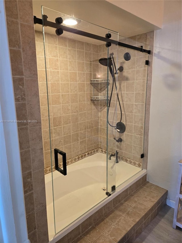 bathroom with enclosed tub / shower combo